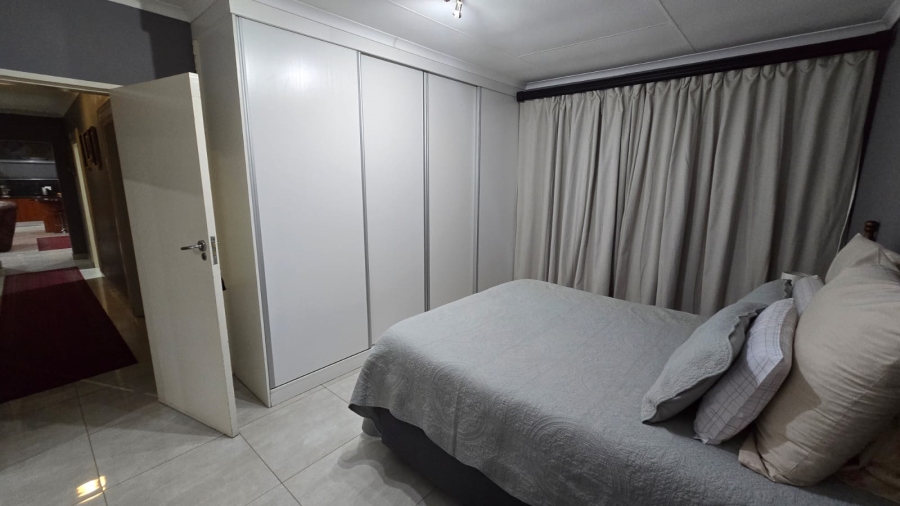 4 Bedroom Property for Sale in Rooihuiskraal Gauteng
