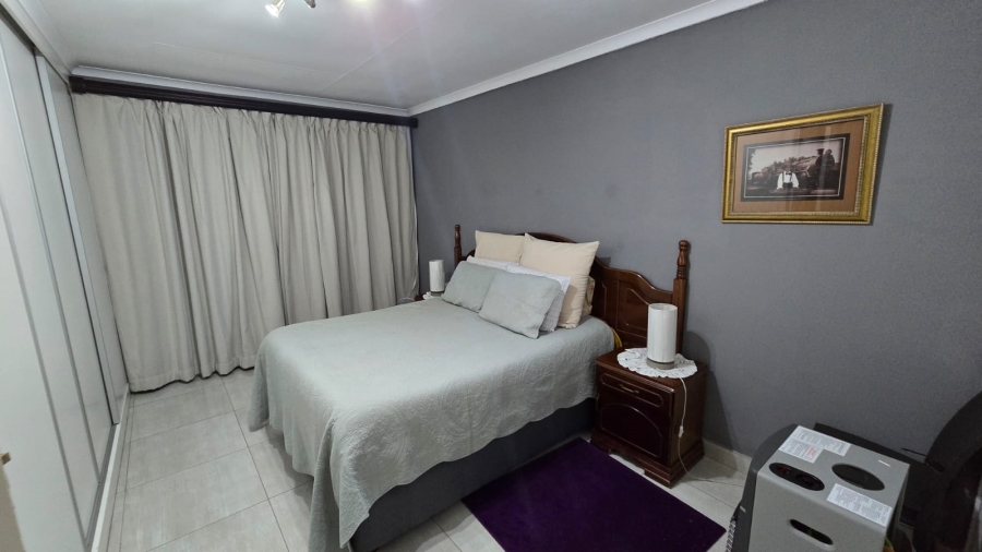 4 Bedroom Property for Sale in Rooihuiskraal Gauteng