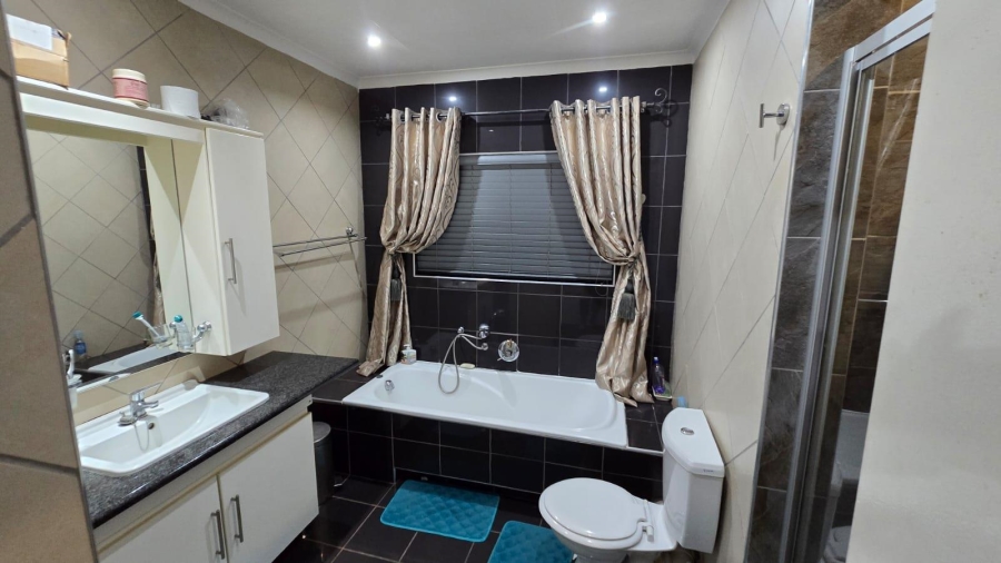 4 Bedroom Property for Sale in Rooihuiskraal Gauteng