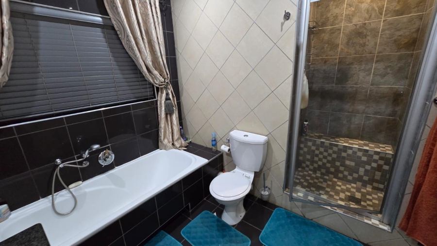 4 Bedroom Property for Sale in Rooihuiskraal Gauteng