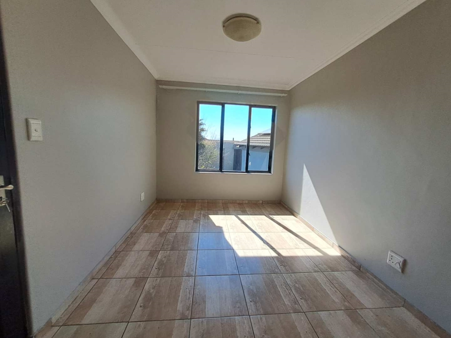 To Let 3 Bedroom Property for Rent in Rua Vista Gauteng