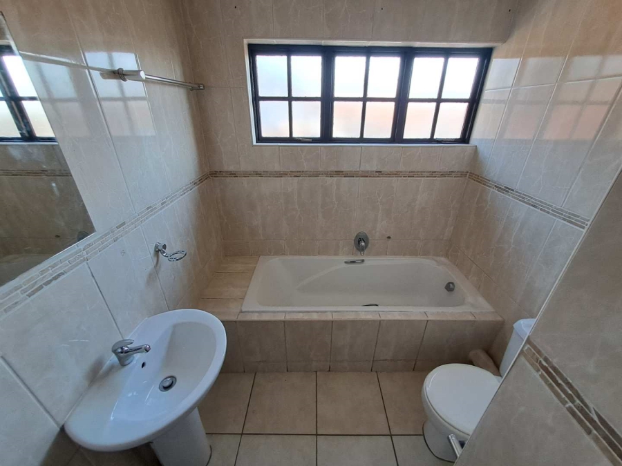 To Let 3 Bedroom Property for Rent in Rua Vista Gauteng