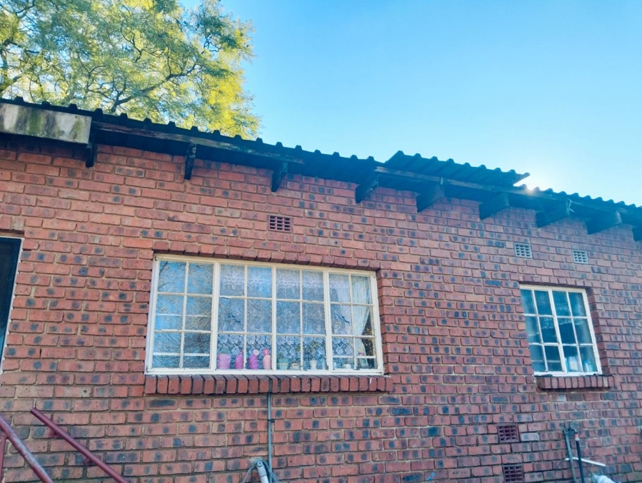 6 Bedroom Property for Sale in Glen Austin Gauteng