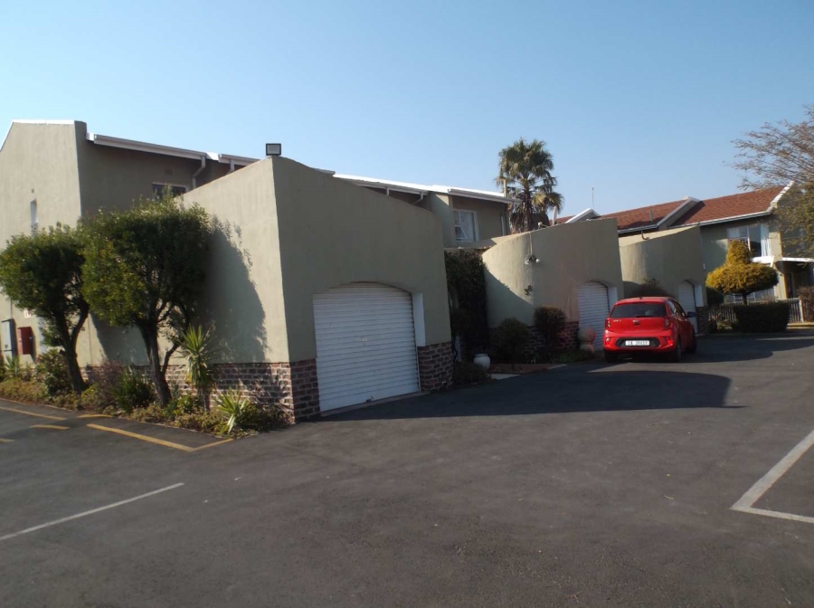 To Let 3 Bedroom Property for Rent in Farrarmere Gauteng