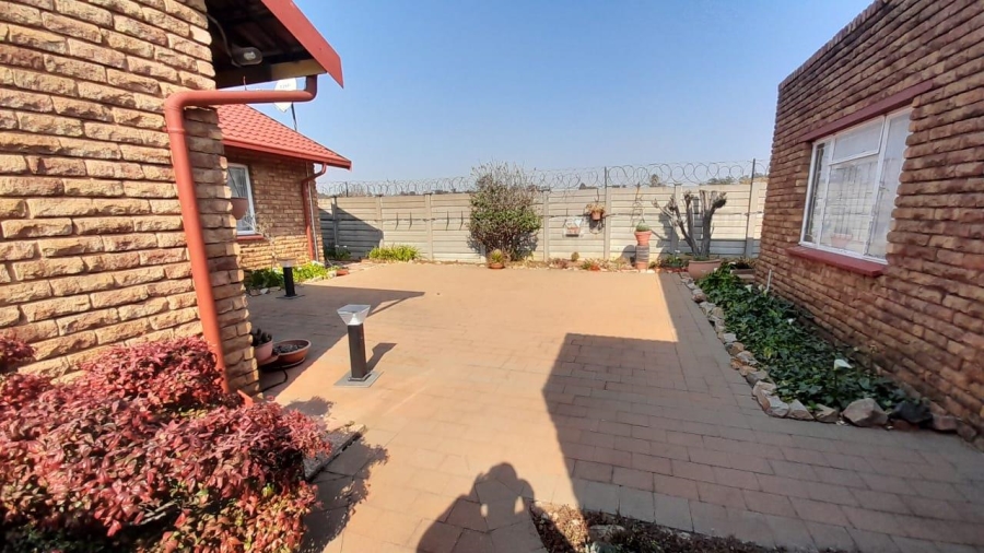 2 Bedroom Property for Sale in Glen Marais Gauteng