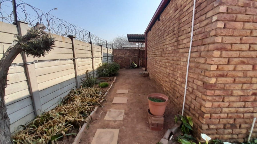 2 Bedroom Property for Sale in Glen Marais Gauteng