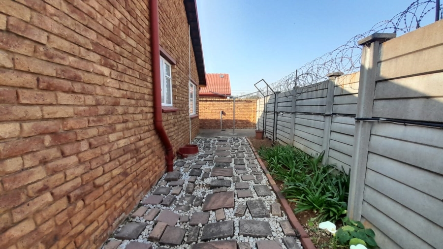 2 Bedroom Property for Sale in Glen Marais Gauteng