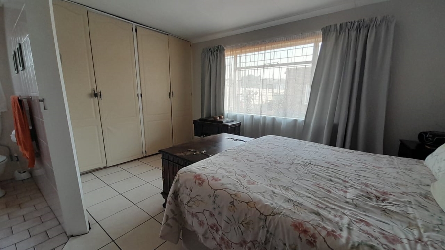 2 Bedroom Property for Sale in Glen Marais Gauteng