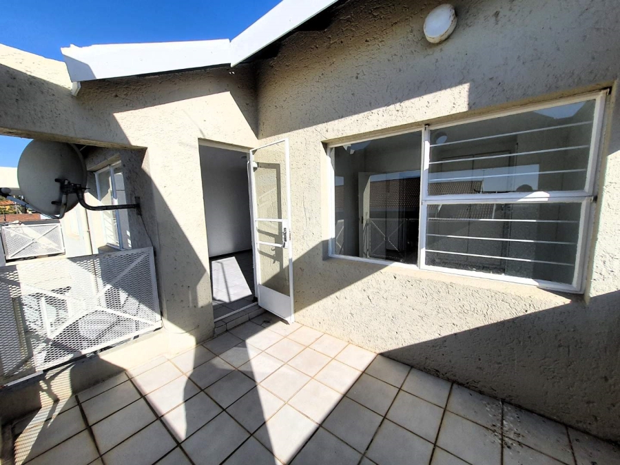 1 Bedroom Property for Sale in Constantia Kloof Gauteng