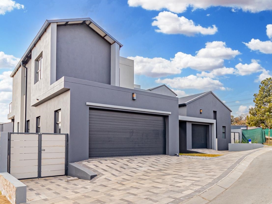 5 Bedroom Property for Sale in Helderfontein Estate Gauteng