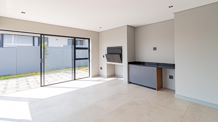 5 Bedroom Property for Sale in Helderfontein Estate Gauteng