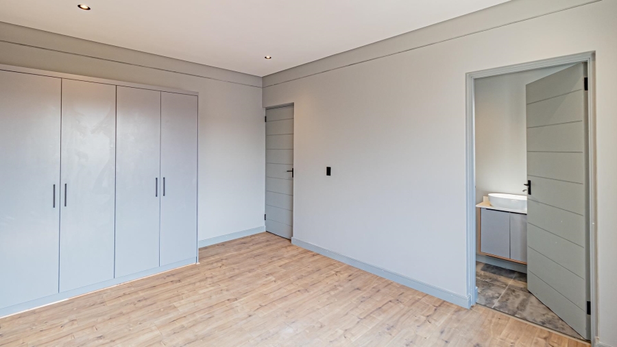 5 Bedroom Property for Sale in Helderfontein Estate Gauteng