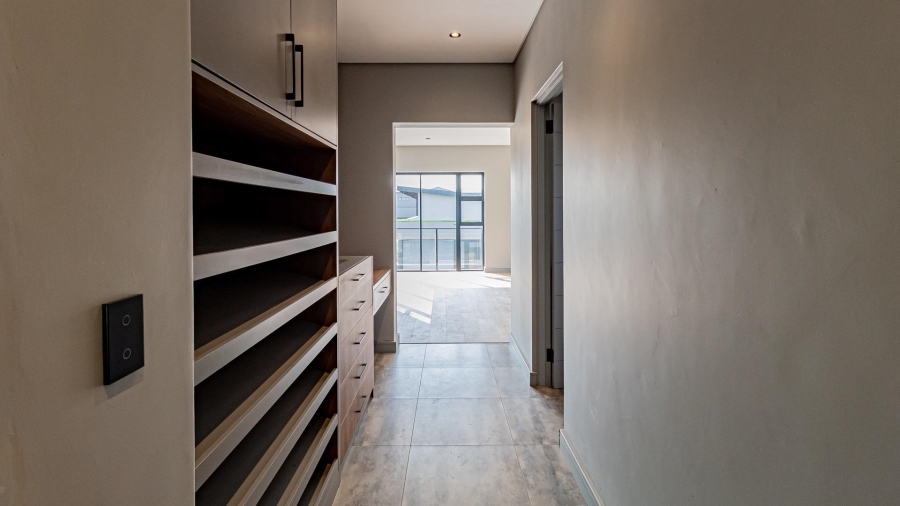 5 Bedroom Property for Sale in Helderfontein Estate Gauteng