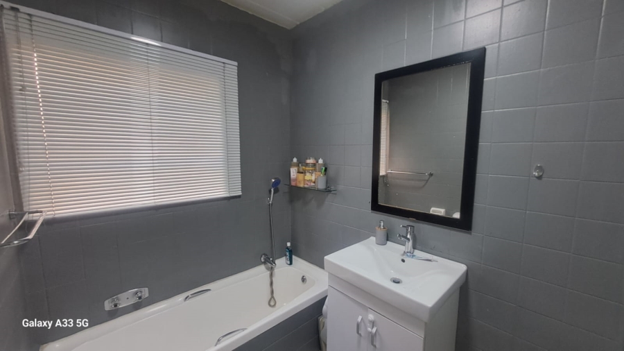 To Let 2 Bedroom Property for Rent in Buccleuch Gauteng