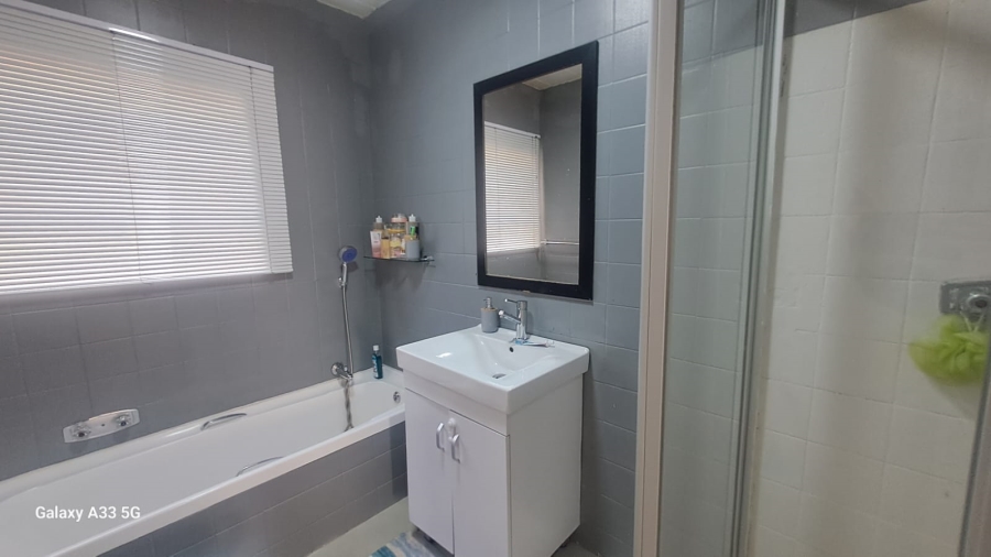 To Let 2 Bedroom Property for Rent in Buccleuch Gauteng
