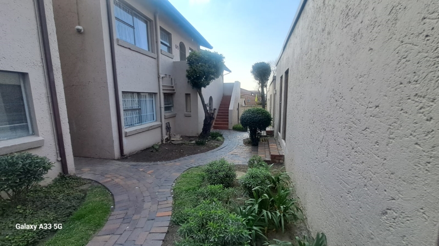 To Let 2 Bedroom Property for Rent in Buccleuch Gauteng
