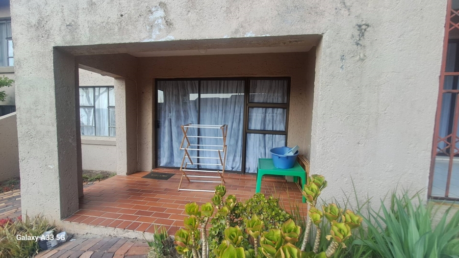 To Let 2 Bedroom Property for Rent in Buccleuch Gauteng