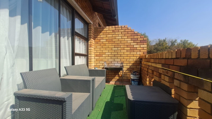 To Let 2 Bedroom Property for Rent in Buccleuch Gauteng