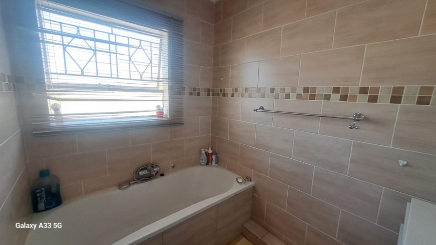 To Let 2 Bedroom Property for Rent in Buccleuch Gauteng