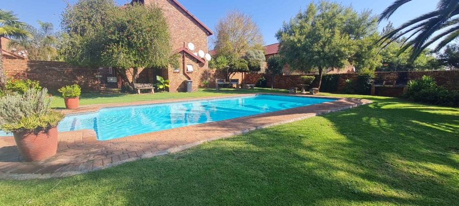 2 Bedroom Property for Sale in Zwartkop Gauteng