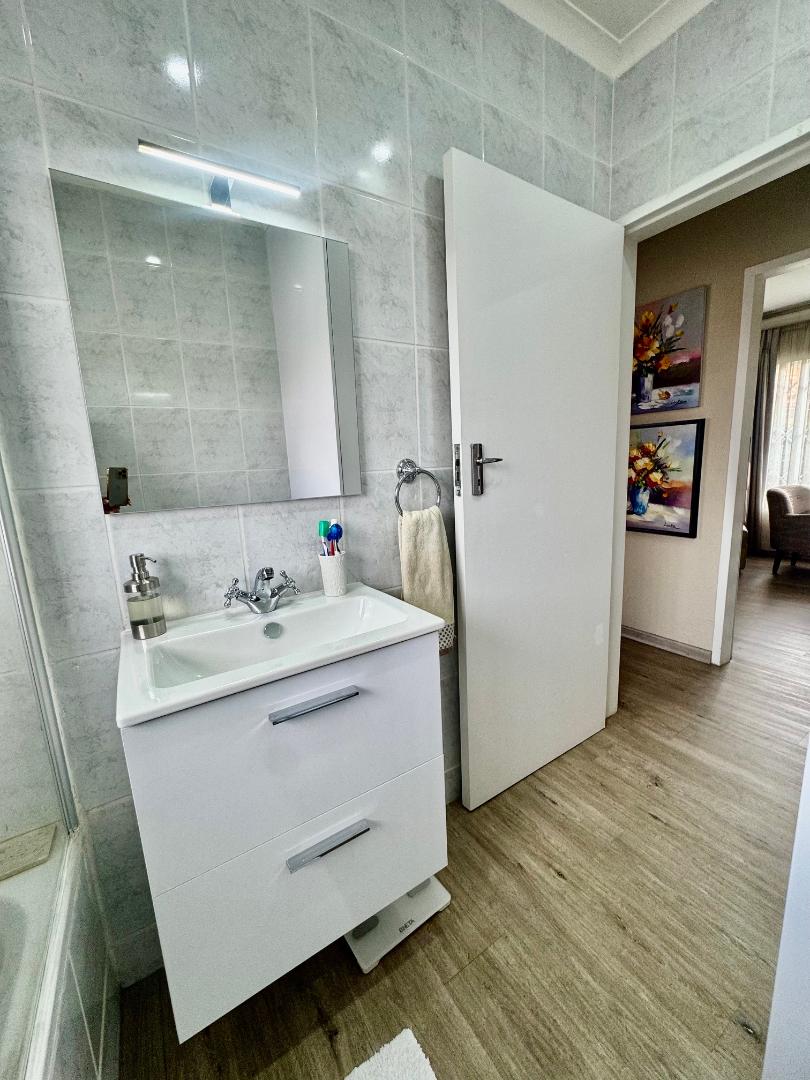 3 Bedroom Property for Sale in Farrarmere Gauteng