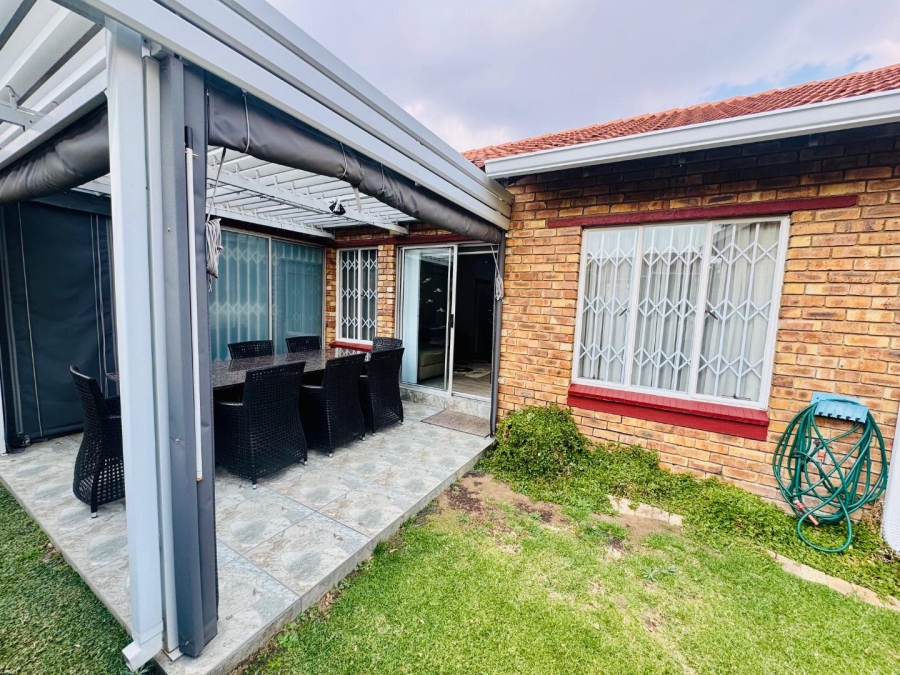 3 Bedroom Property for Sale in Farrarmere Gauteng