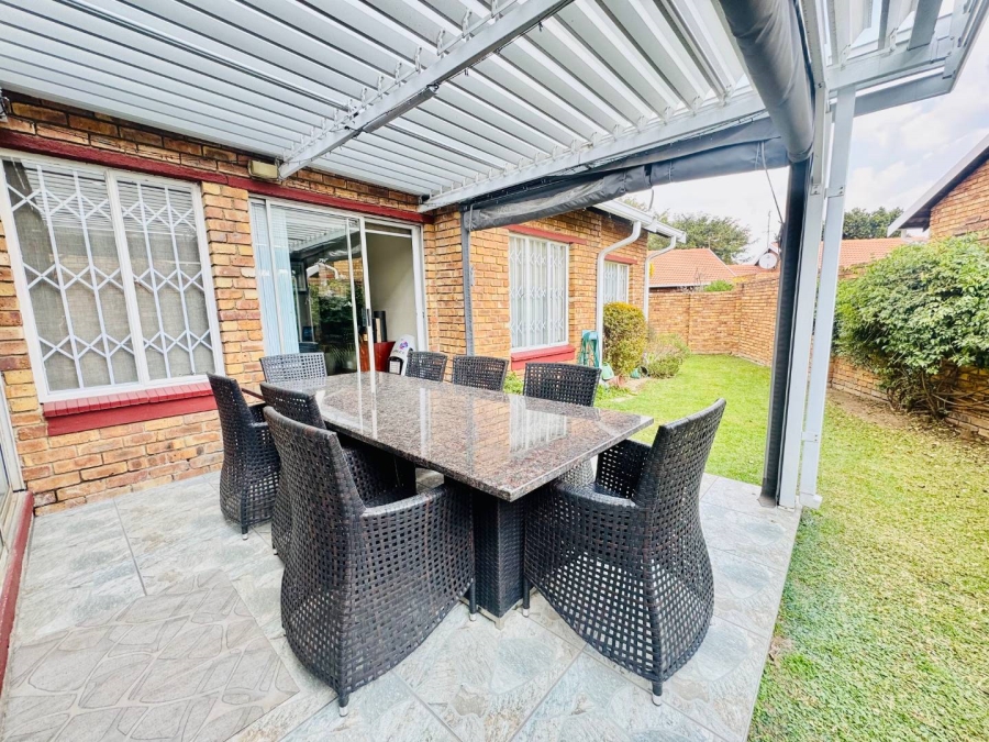 3 Bedroom Property for Sale in Farrarmere Gauteng
