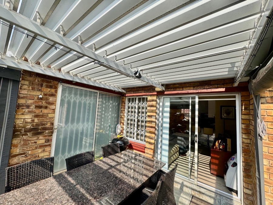 3 Bedroom Property for Sale in Farrarmere Gauteng