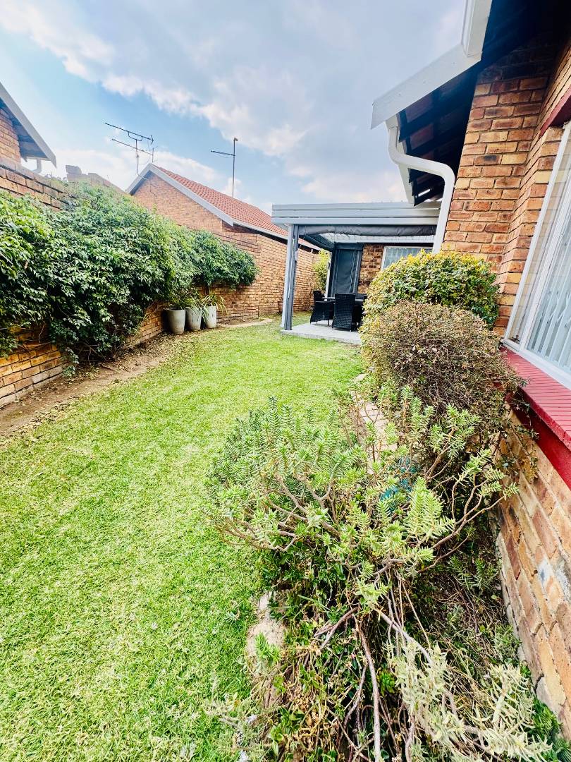 3 Bedroom Property for Sale in Farrarmere Gauteng
