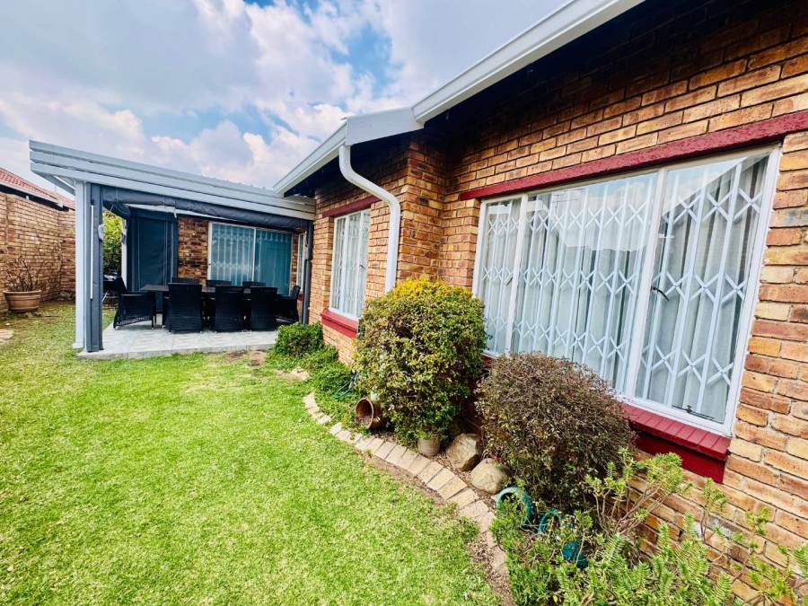 3 Bedroom Property for Sale in Farrarmere Gauteng
