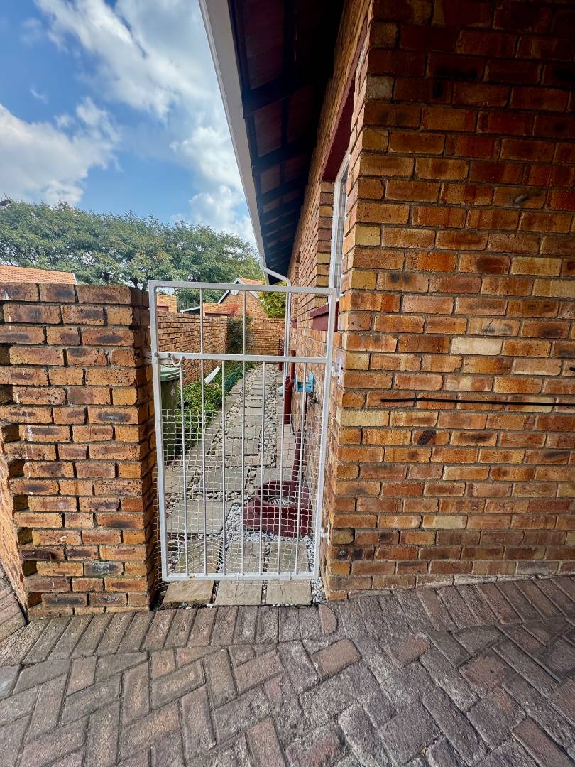 3 Bedroom Property for Sale in Farrarmere Gauteng