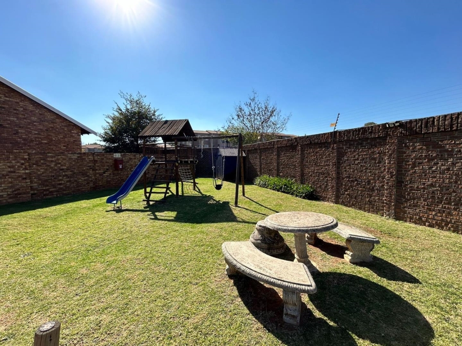 3 Bedroom Property for Sale in Farrarmere Gauteng