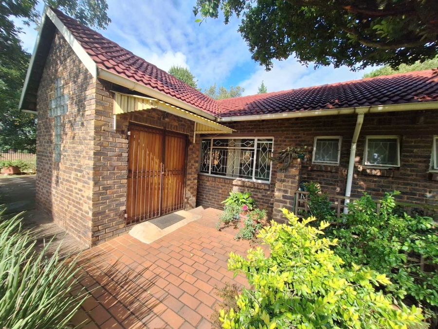 To Let commercial Property for Rent in Weltevreden Park Gauteng