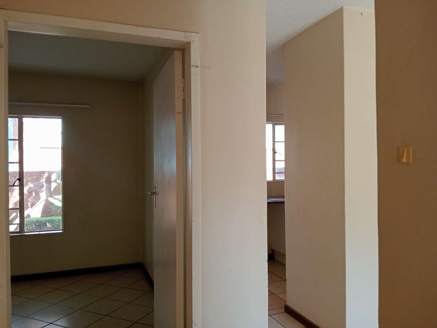 To Let 2 Bedroom Property for Rent in Die Hoewes Gauteng
