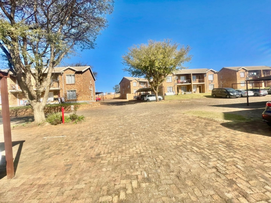 2 Bedroom Property for Sale in Chloorkop Gauteng