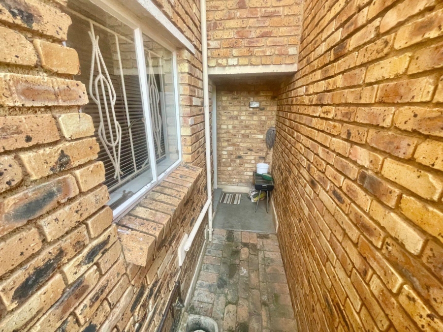 2 Bedroom Property for Sale in Chloorkop Gauteng