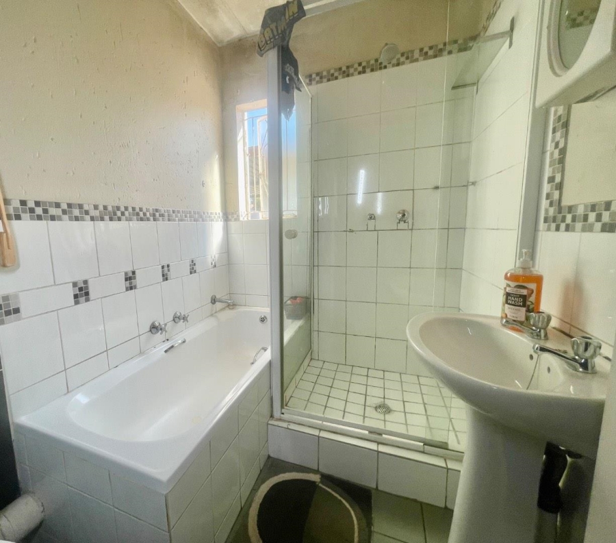 2 Bedroom Property for Sale in Chloorkop Gauteng