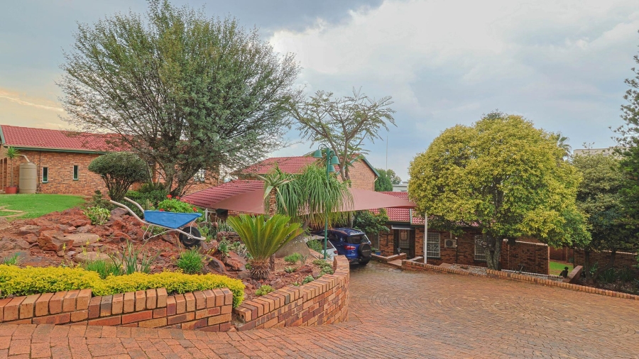 4 Bedroom Property for Sale in Helderkruin View Gauteng