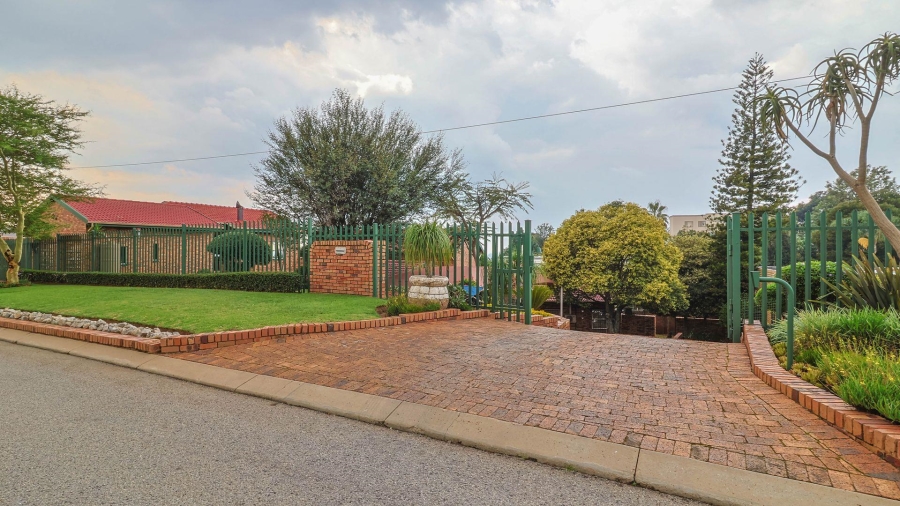4 Bedroom Property for Sale in Helderkruin View Gauteng
