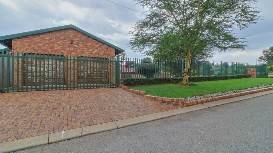 4 Bedroom Property for Sale in Helderkruin View Gauteng