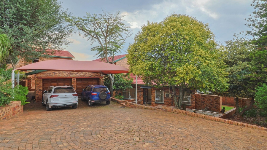 4 Bedroom Property for Sale in Helderkruin View Gauteng