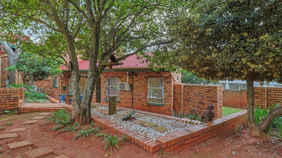 4 Bedroom Property for Sale in Helderkruin View Gauteng