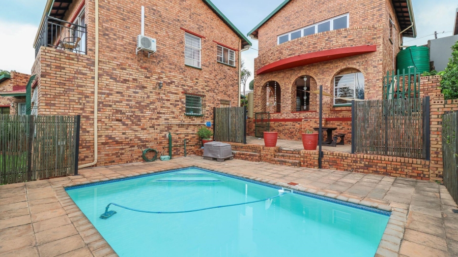 4 Bedroom Property for Sale in Helderkruin View Gauteng