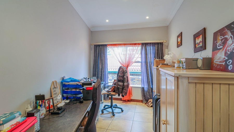 4 Bedroom Property for Sale in Helderkruin View Gauteng