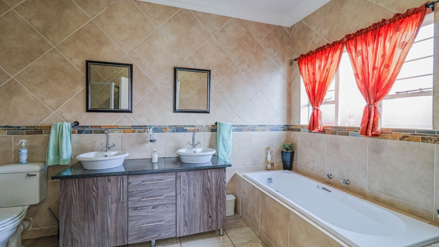 4 Bedroom Property for Sale in Helderkruin View Gauteng