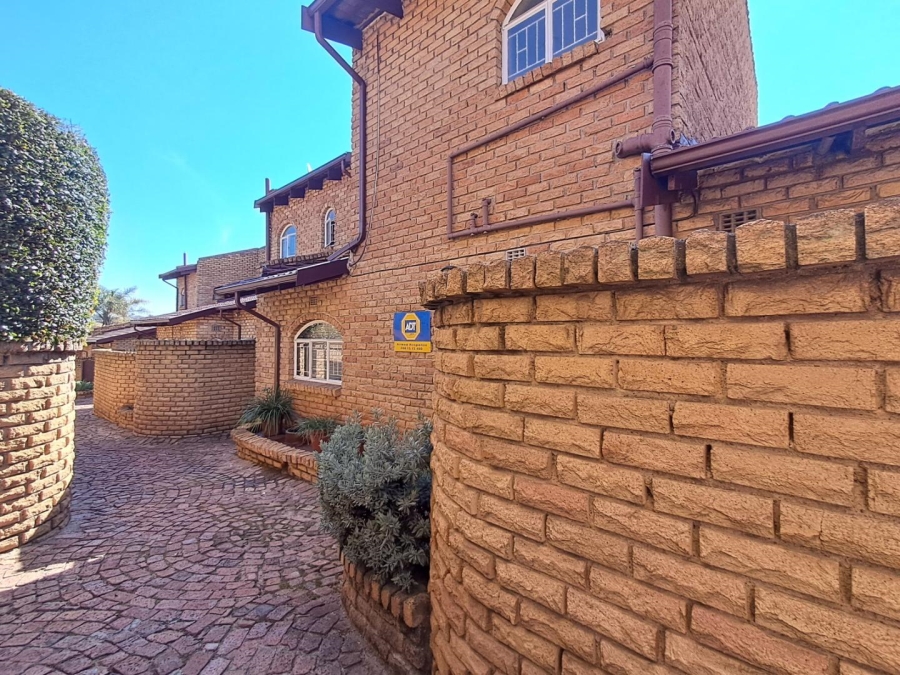 1 Bedroom Property for Sale in Corlett Gardens Gauteng