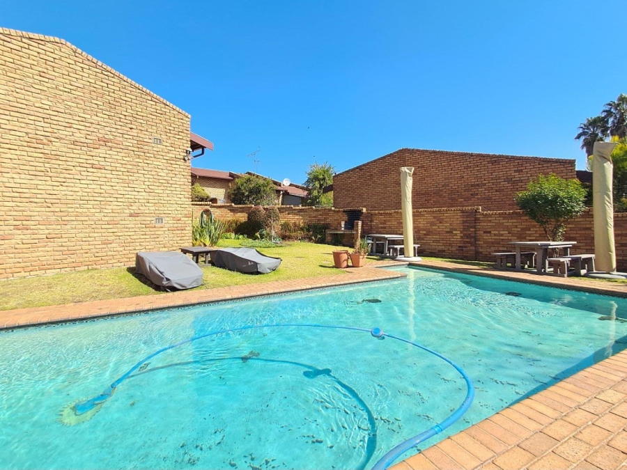 1 Bedroom Property for Sale in Corlett Gardens Gauteng