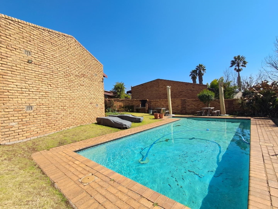 1 Bedroom Property for Sale in Corlett Gardens Gauteng