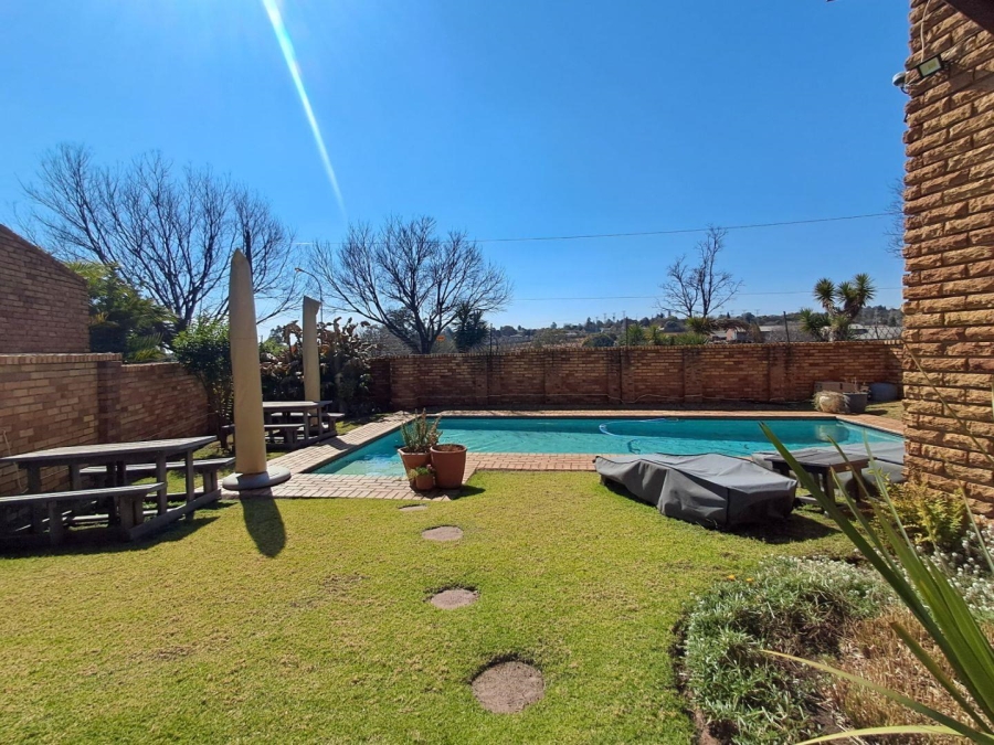 1 Bedroom Property for Sale in Corlett Gardens Gauteng