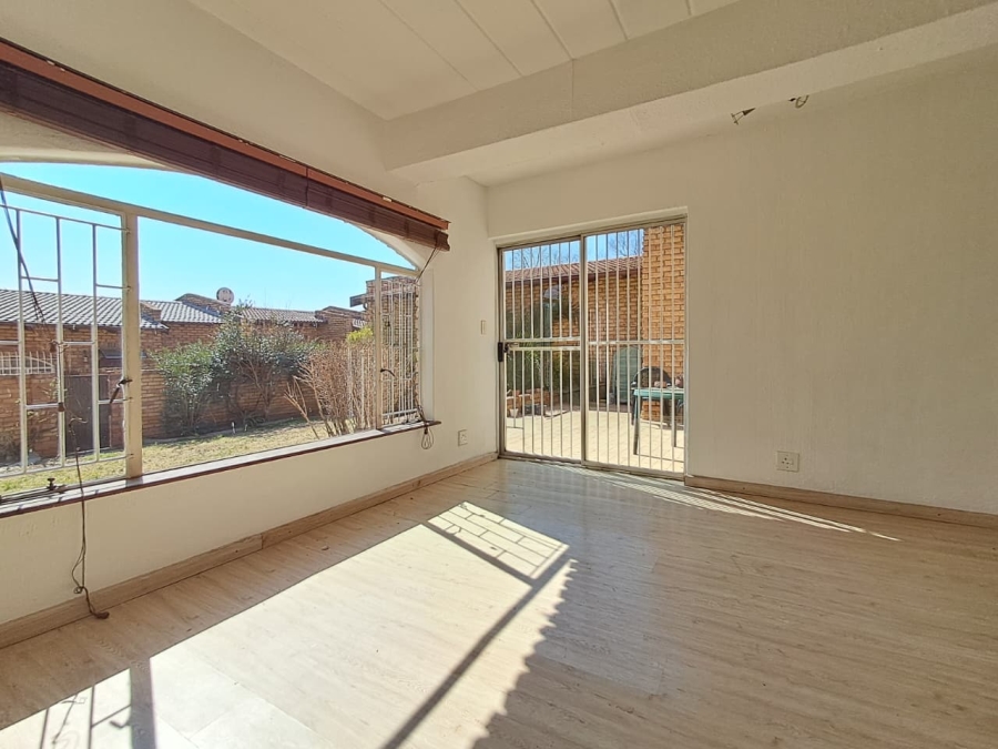 1 Bedroom Property for Sale in Corlett Gardens Gauteng